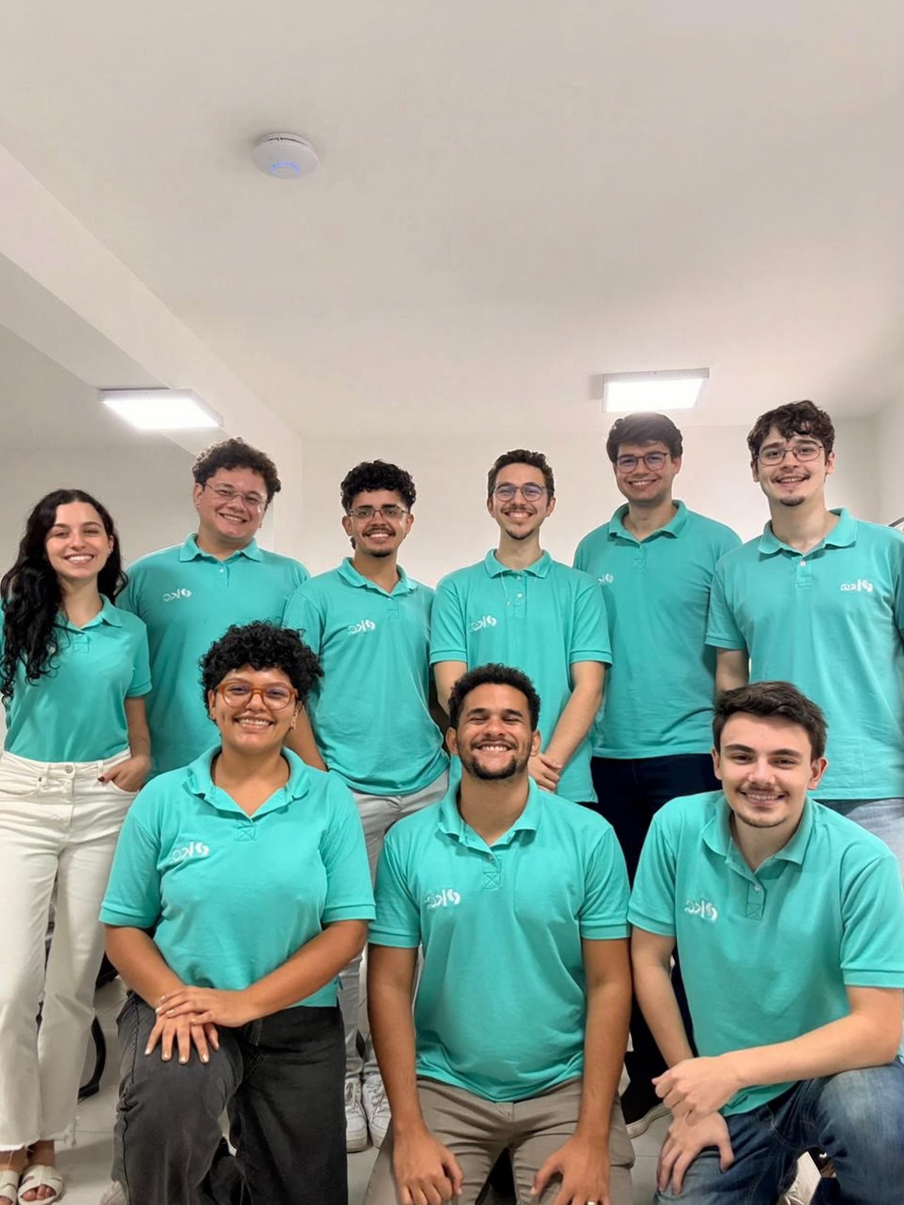 Equipe da Kodacoda reunida usando camisas verdes.